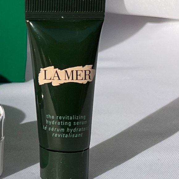 La Mer Beauty Gift Set 4pc, Paper Bag, Lotion, Cream, Eye Balm, Hydrating Serum - Picture 7 of 11